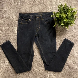 Mörkblåa Tiger of Sweden jeans - Säljer ett par mörkblåa Tiger of sweden jeans. Inga defekter och väldigt fint skick.  Storlek W28 L30 Tveka inte på att skriva till mig vid funderingar.  Modellen heter Tiger of Sweden ”slight” Priset är inte hugget i sten