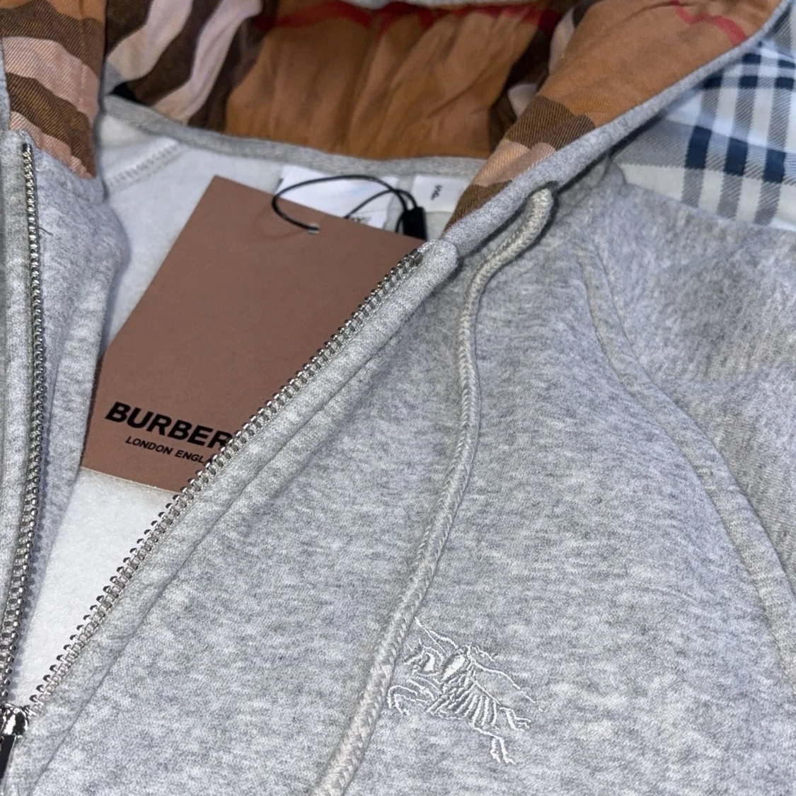Grå hoodie från Burberry med dragkedja - 1