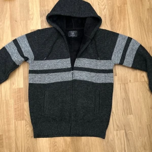 Stickad cardigan - Stickad cardigan perfekt inför det kallare dagarna. Storlek M, inga defekter förekommer. För mer frågor eller funderingar är det bara att höra av sig!