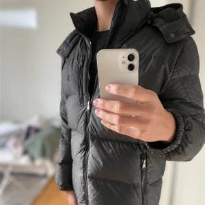 Mörkgrå pufferjacka från Polo Ralph Lauren - Skön mörkgrå jacka från Polo | storlek XL(18-20) passar xs/s | skick 8/10✅ (se bild för defekter) | skriv vid frågor eller funderingar!🤝