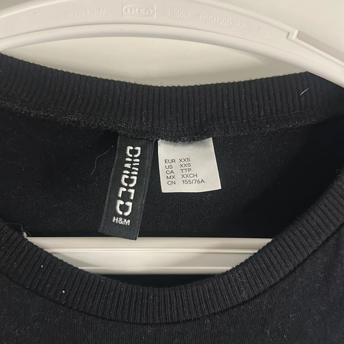 Svart topp med guldknappar från H&M - 2