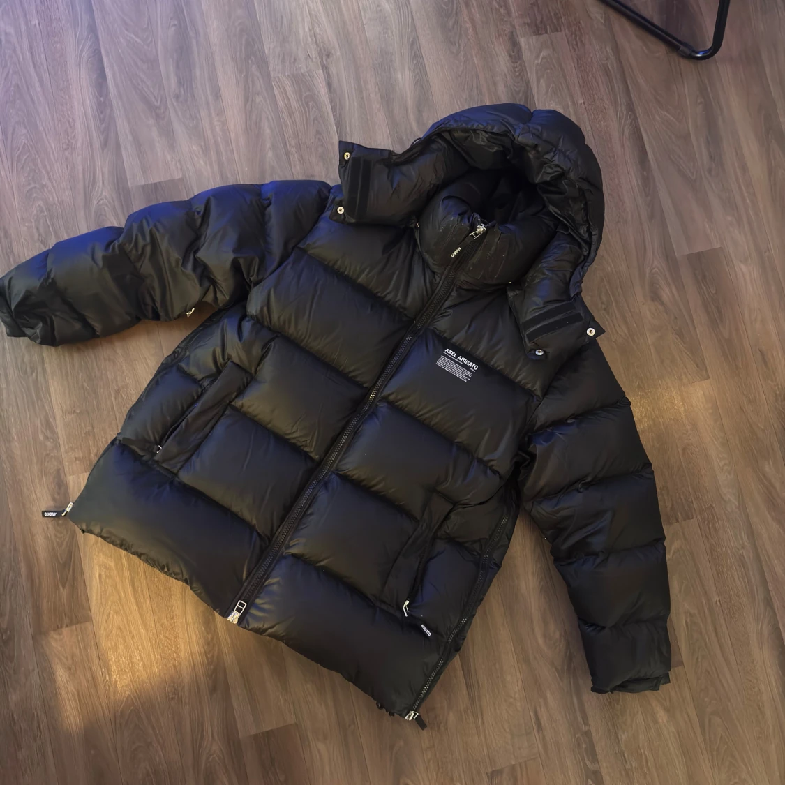 Svart pufferjacka från Axel Arigato - 1