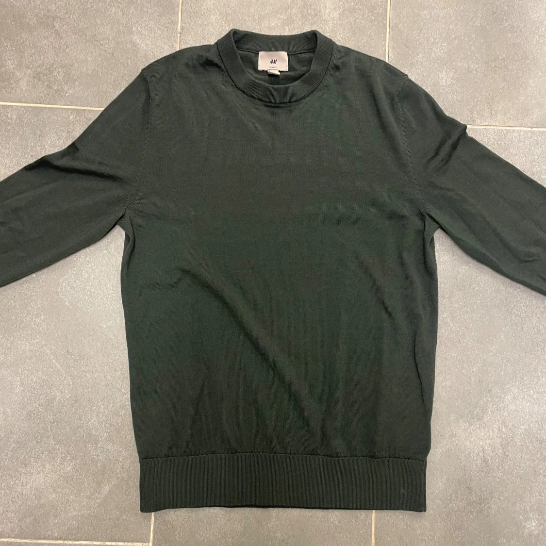 Mörkgrön stickad tröja från H&M - 1