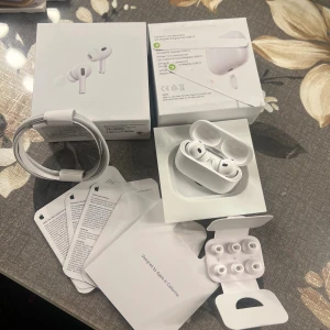 AirPods Pro 2  - Helt nya och fina hörlurar i fint skick, utan skador eller defekter. Hör av er vid intresse 🥰