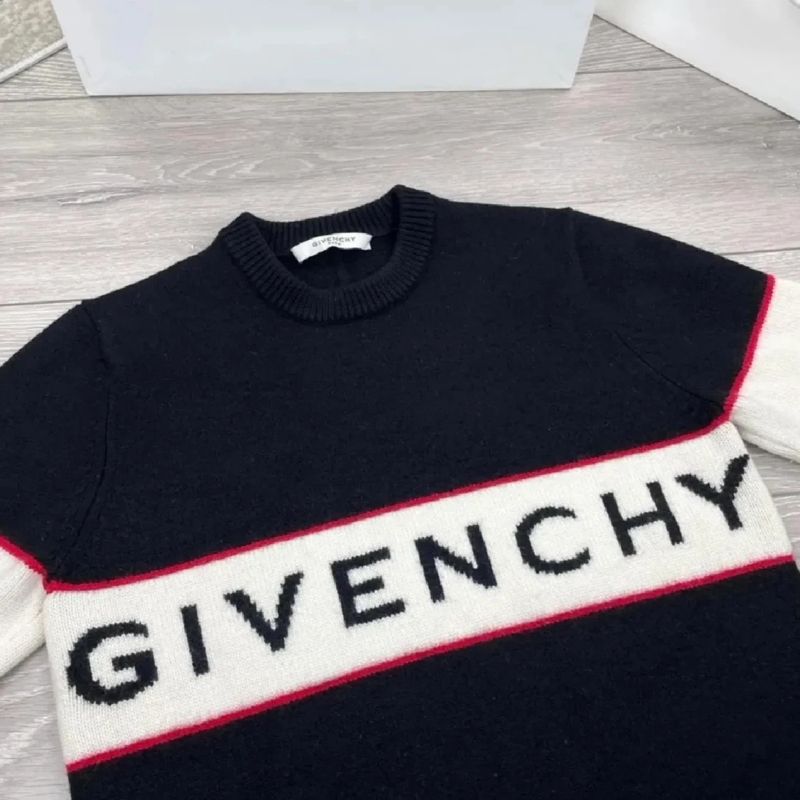 Svart stickad tröja från Givenchy - 1