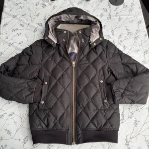 J.Lindeberg pufferjacka - | Nu säljer jag en riktigt fett puffer jacka ifrån j.lindeberg | skick: 9/10 | Storlek: M | Den har en väldigt snygg design och har även en snygg logga på armen | Passformen är riktigt go | Skriv till mig för fler frågor och bilder ;)