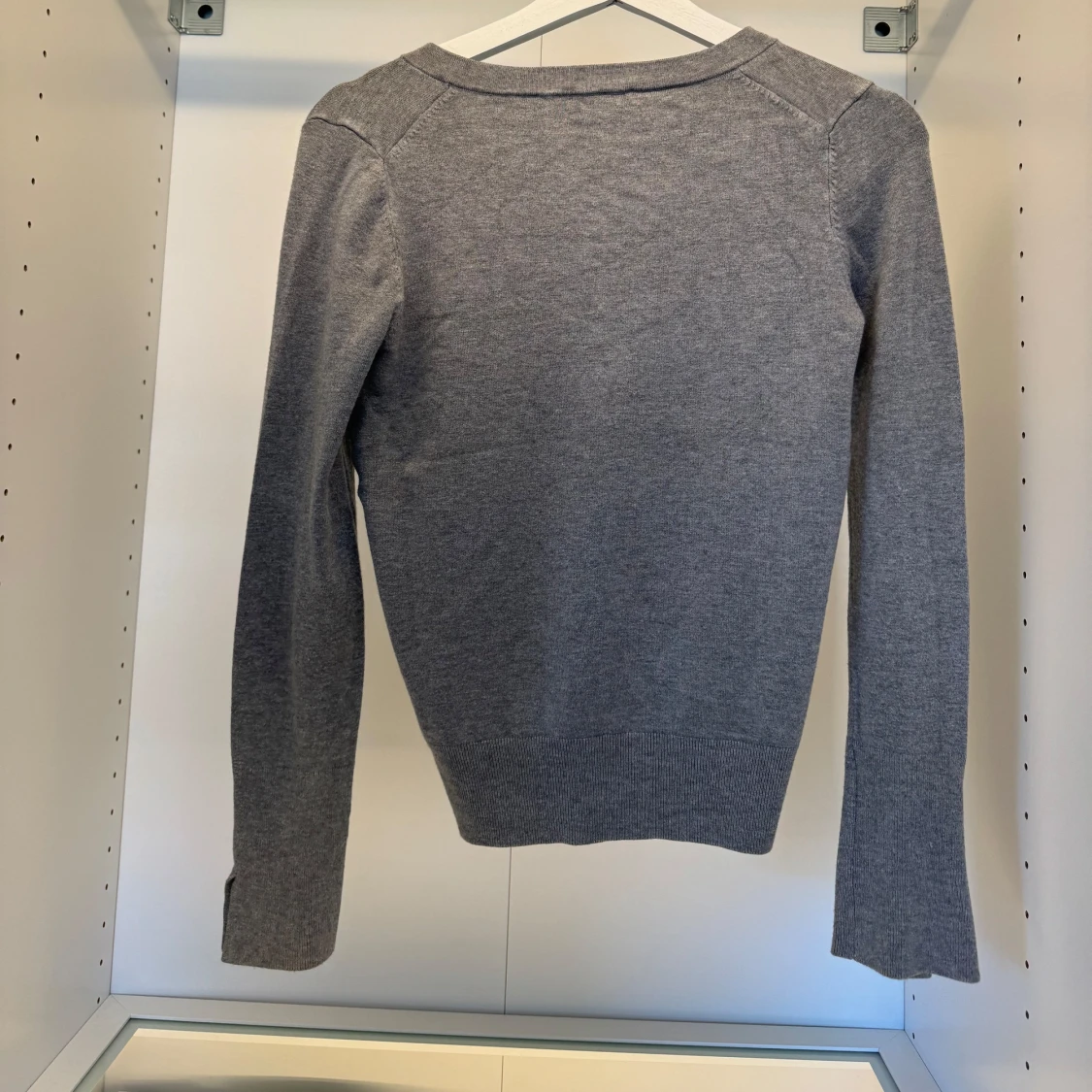 Grå v-ringad tröja från Zara - 1