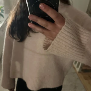 Ljusrosa stickad oversized tröja - Säljer en nästan oanvänd (1-2 gånger) från Gina Tricot