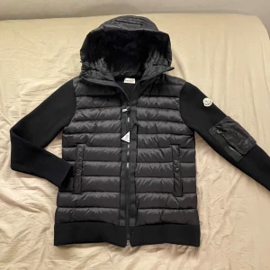 Svart Moncler cardigan med luva  - Svart cardigan från Moncler. Storlek M, män. Använd 3 gånger. Skickar inom 1-3 dagar.