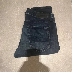 Jack & Jones Glenn - Snygga mörkblåa Jack & Joens glen med slitningar, W33 L30. Kontakta gärna vid intresse 🤗