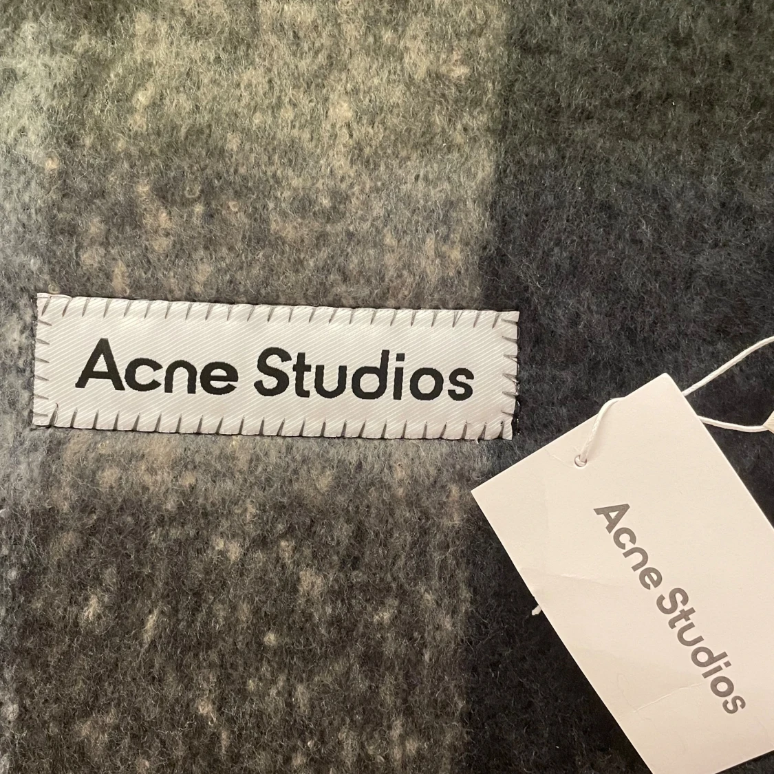 Rutig halsduk från Acne Studios - 2