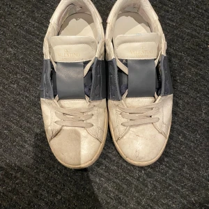 Valentino opens - Säljer dessa feta valentino opens. Ganska slitna som ni ser, men fortfarande väldeligt sköna. Skriv för frågor👌🤗