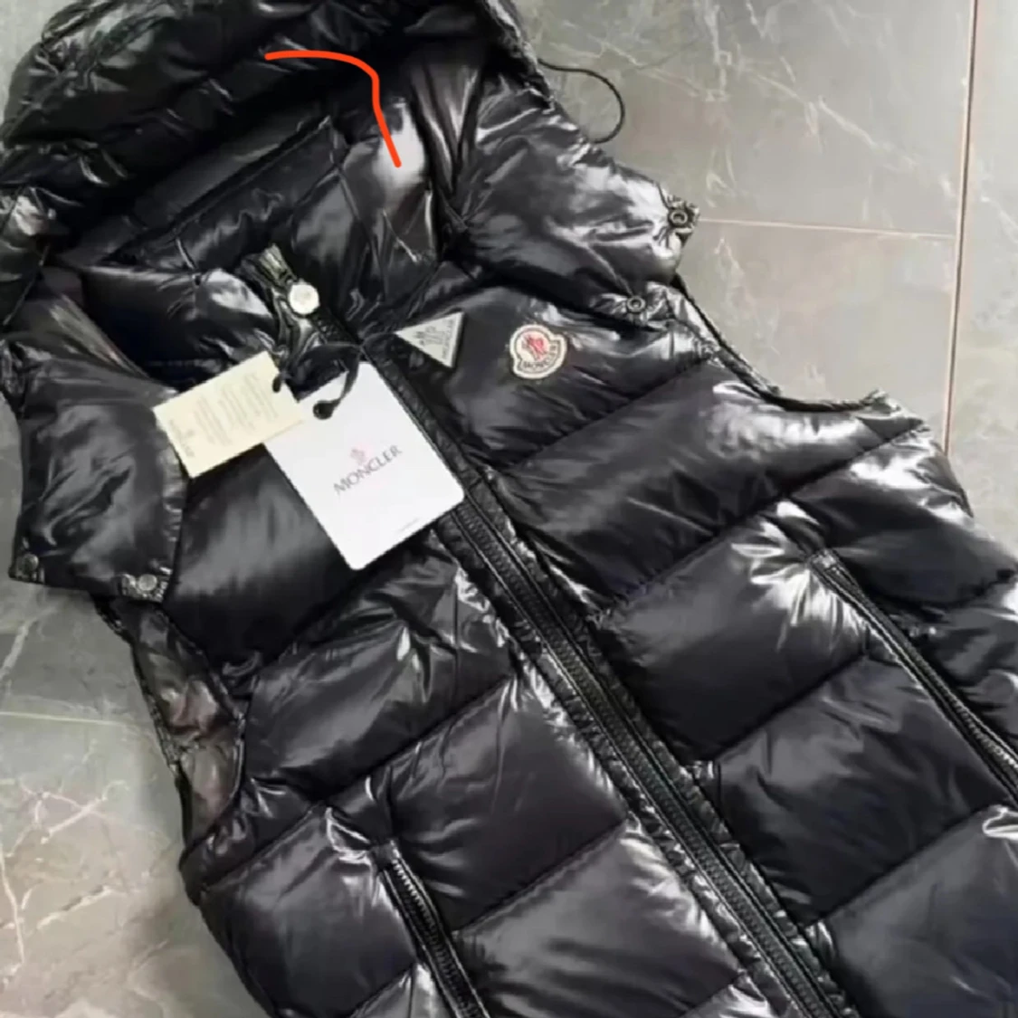 Svart dunväst från Moncler med huva - 2