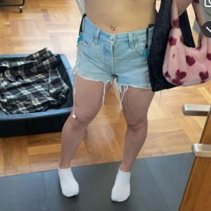 Levis 501  jeansshorts - säljer dessa jeansshorts från levis som ej kommer till användning längre 🌸 använda några få gånger☀️