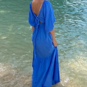 Blå långklänning - Superfin blå långklänning med puffiga ärmar och snygg knytning i ryggen. Går att använda klänningen båda håll. 