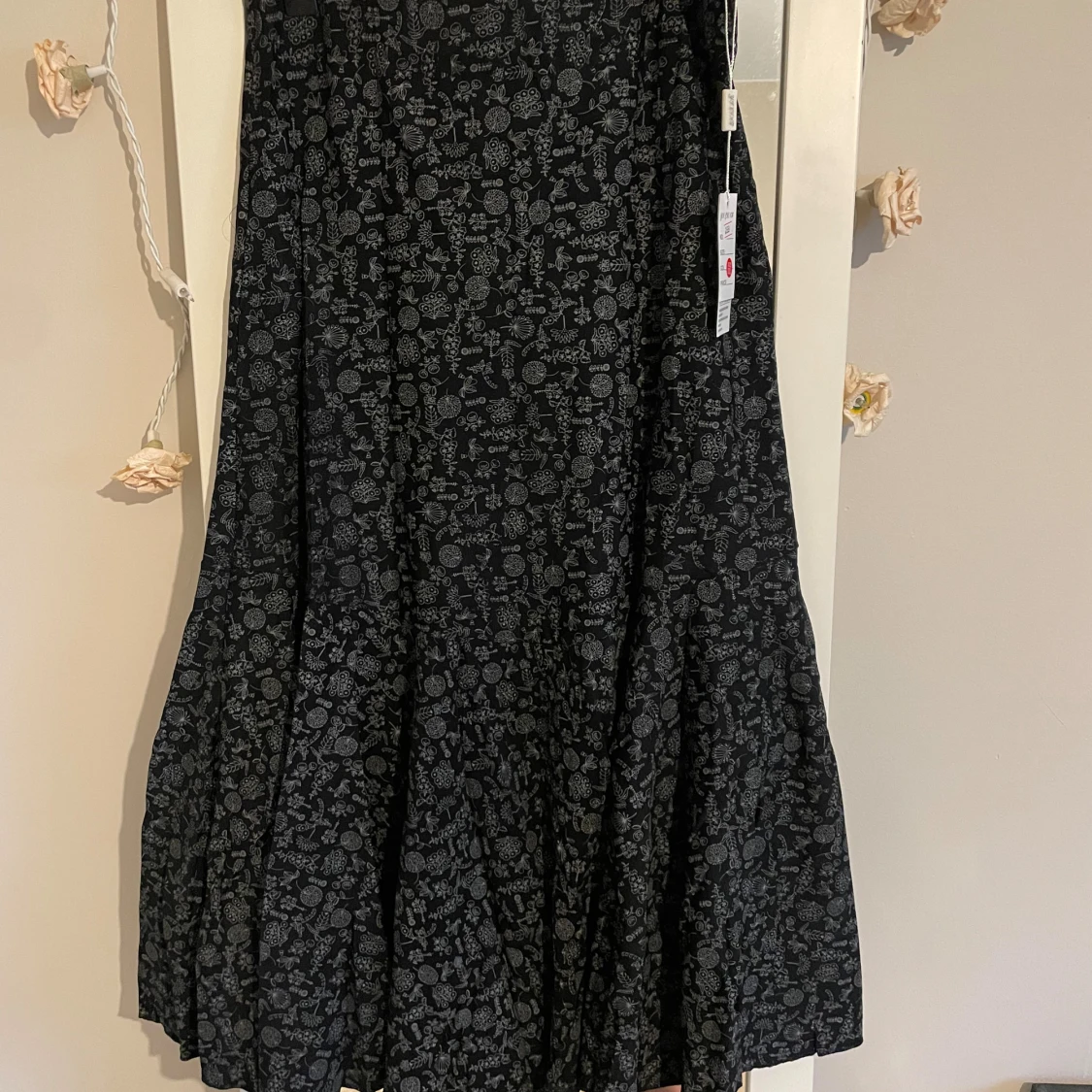 Svart långkjol med blommigt mönster YILING