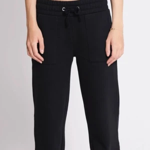 Svarta mjukisbyxor - Lager 157 - Svarta mjukisbyxor från lager 157 i storlek S. Byxorna har elastisk midja med snörning, raka ben och stora fickor både fram och bak. Perfekta för chill dagar och har en loose passform som ger skön vibe. Är i ett fint skick, men säljer då jag inte använder dem längre