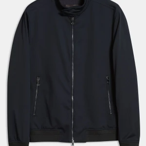 Svart jacka från Oscar Jacobsson - Snygg svart bomberjacka från Oscar Jacobsson med minimalistisk design. Jackan har dragkedja framtill, två fickor med dragkedja och ribbade muddar vid ärmslut och midja. Perfekt för dig som gillar stilren och clean look. Nypris: 249€