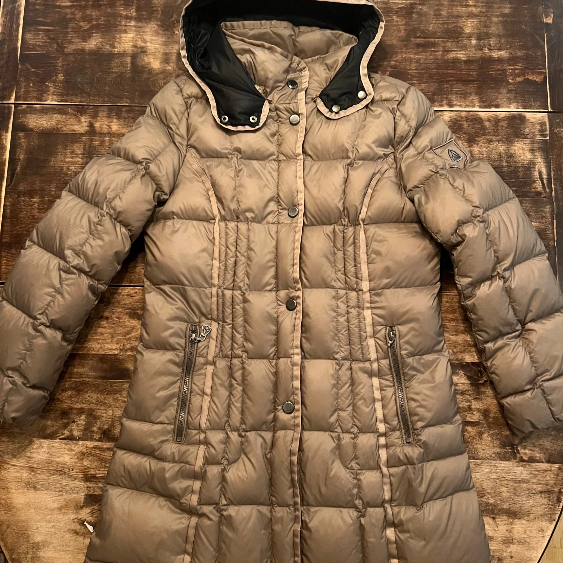 Beige lång dunjacka från Junge, stl M