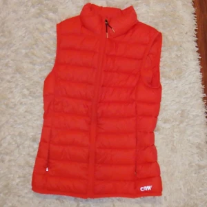 Röd väst från CRIV - Snygg röd väst från CRIV i storlek XS, men jag skulle även säga att S funkar men då är det bara lite tajtare💗 Den är som ny