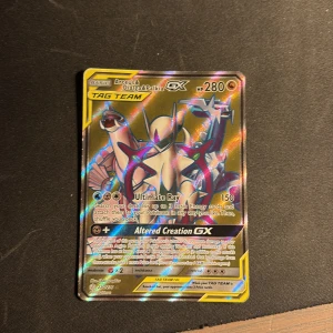 Arceus & Dialga & Palkia GX TAG TEAM - Snygg och glittrande Pokémon-kort med Arceus, Dialga och Palkia i ett TAG TEAM. Perfekt för samlare och spelare som vill boosta sin lek med kraftfulla attacker och cool design. Kortet har 280 HP och unika förmågor som gör det extra eftertraktat.