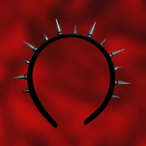 Diadem 🗡️ - Alternativt diadem med nitar i rostfritt stål! 🖤⛓️I fint skick! ✨Köp nu 💌