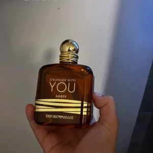 Stronger With You Amber parfym - Trendig parfym från Emporio Armani – Stronger With You Amber. Snygg flaska och stilren design, perfekt för dig som vill sticka ut med en modern doftaccessoar.