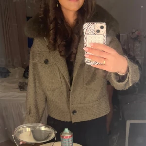 Meotine kappa - Fin! Använd en höst, lite nopprig då det är virkat typ av mönster (lite finare än de andra) storlek Xs-S bra skick!