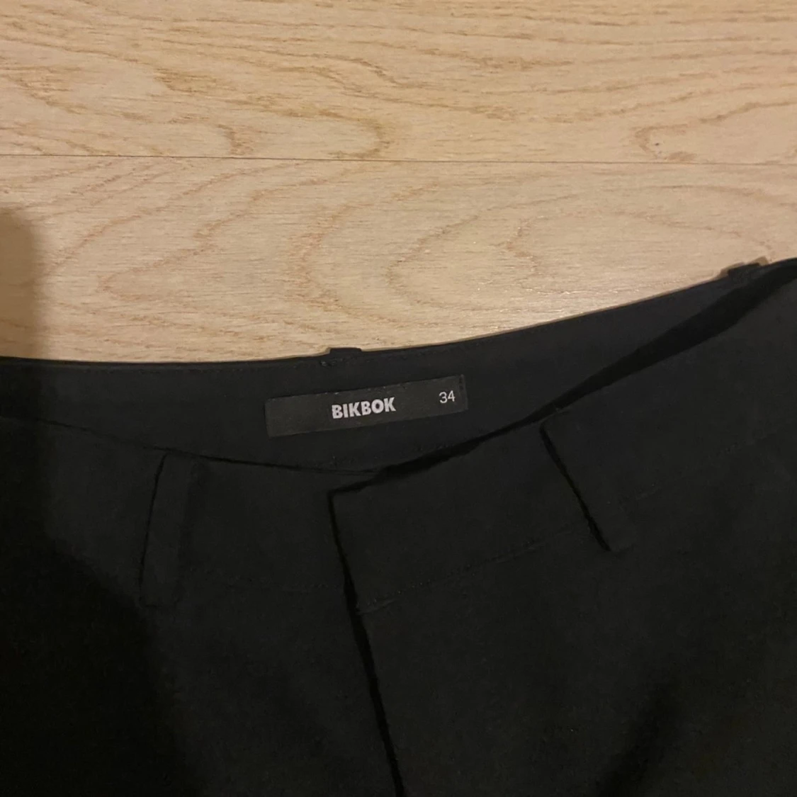 Svarta lågmidjade kostymbyxor från BikBok - 2