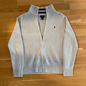 Ralph Lauren Zip - Hej, säljer min Ralph lauren zip då den inte passar mig. Använd inte alls många gånger och är jättefin, inga som helst fel på den. Färgen sitter bra märket är orört lappen är jättefin! Den är som nyskick, Storlek L i Ralph Laurens barnstorlek (motsvarar XS rätt bra) Nypris: runt 1700. Vårt pris: 599kr. Priset kan diskuteras och är inte hugget i sten! Kom dm ifall ni har några frågor!