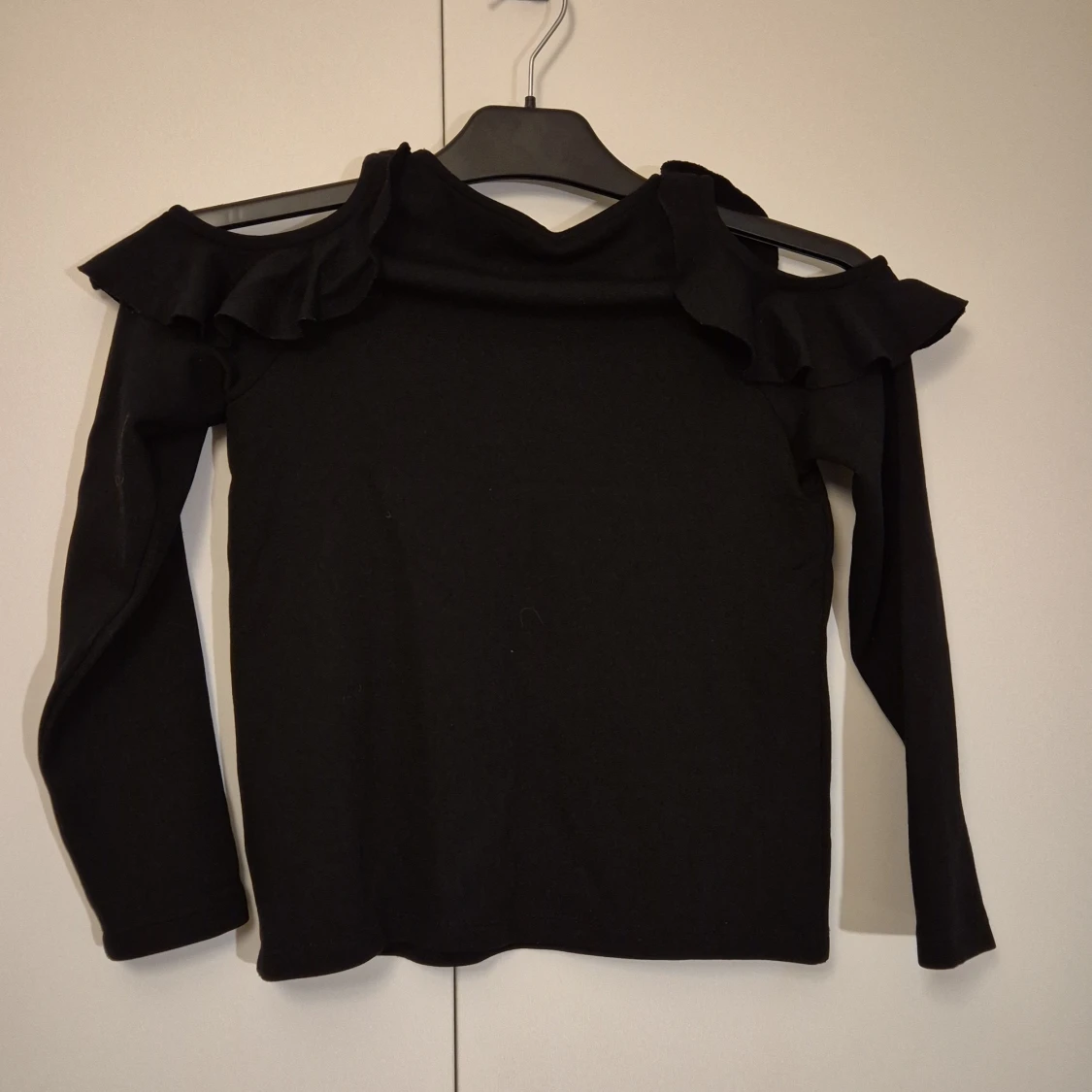 Svart långärmad topp med volang Lindex - 1