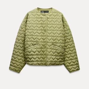 grön zara jacka - sparsamt använd, bra skick💚(se bilder för fläckar, har ej testat att tvättat eller få bort dem) passar xs-m beroende hur man vill den ska sitta