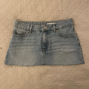 Ljusblå jeanskjol - Säljer min mini jeanskjol. Använd ett fåtal gånger, jag har dock klippt av den lite. Midjemåttet är 36cm rakt över. Pris går att diskutera💕