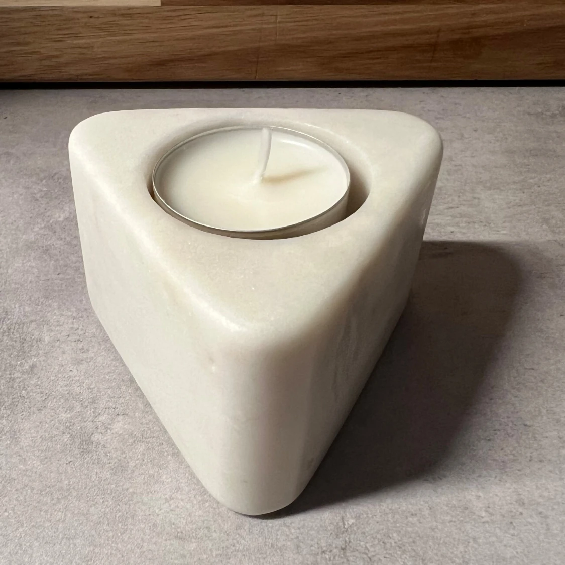 Triangulär ljushållare i vit marmor