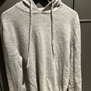 Grå Kashmir hoodie - En snygg grå Kashmir hoodie som nästan är oanvänd. Priset är diskuterbart och hör gärna av er vid frågor!
