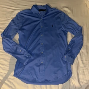 Ljusblå skjorta från Polo Ralph Lauren - Ljusblå Ralph lauren skjorta, nypris 2000 kr. Använd någon enstaka gång, väldigt bra skick. Storlek M.