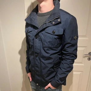 J.Lindeberg Fieldjacka - Säljer en skön J.L jacka! | Mycket fint skick | Storlek L men passar bättre som en M, modellen är 178cm. | Ställ gärna frågor innan du köper!
