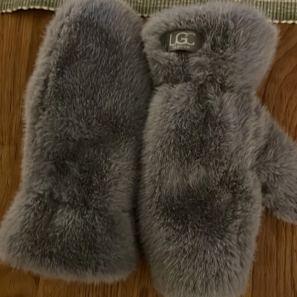 Grå fluffiga vantar från UGG - 2