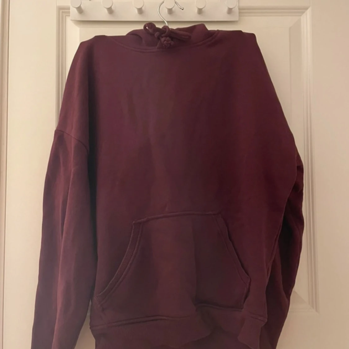 Vinröd hoodie från BikBok XS