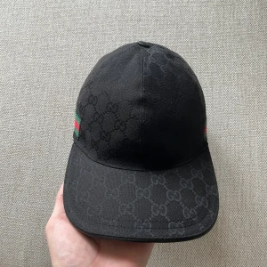 Gucci keps - Svart Gucci keps 2019 modellen. Storlek L/59cm. Skick 9/10