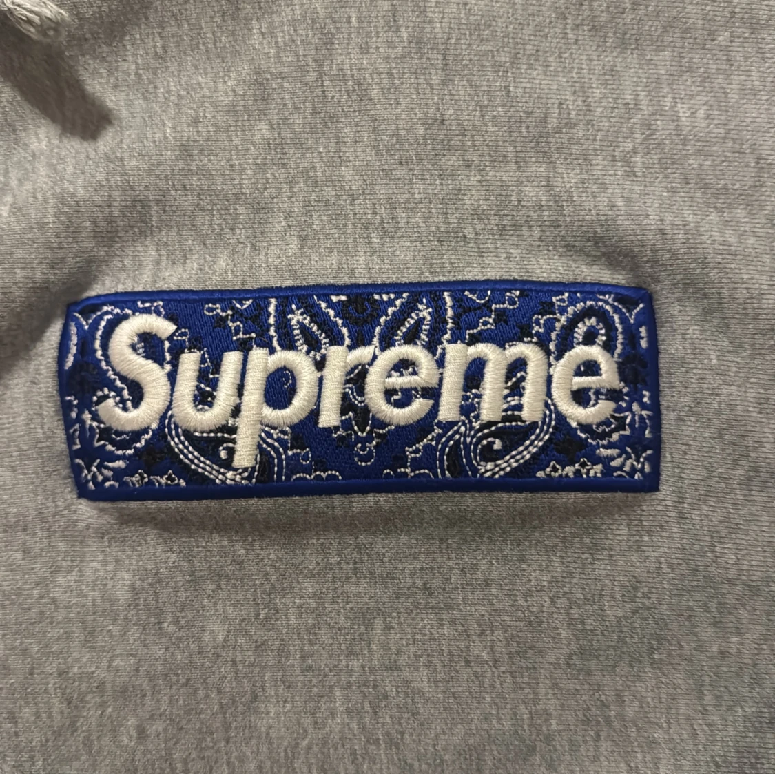 Grå Supreme hoodie med blå box logo - 1