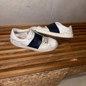 Valentino Garavani vita sneakers med blå detalj - ”” Just nu inlämnade på fixning ””