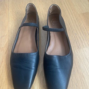 Svarta ballerinaskor med rem - Eleganta svarta ballerinaskor från ATP Atelier. Perfekta för både vardag och fest. Stilrena och bekväma. Dem har varit använda ytterst få gånger, så dem är i väldigt fint skick. Rökfritt hem. Nypris 3499kr. Skickar paket som spårbart.