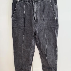 Weekday svartgråa jeans - Säljer ett par svartgråa Carver denim jeans från Weekday i storlek 34. Byxorna har markerade sömmar framtill, stora bakfickor och en avslappnad passform. Tillverkade i bomull med en lite tvättad look. Använda en del gånger, säljs då de numera är för små för mig. 