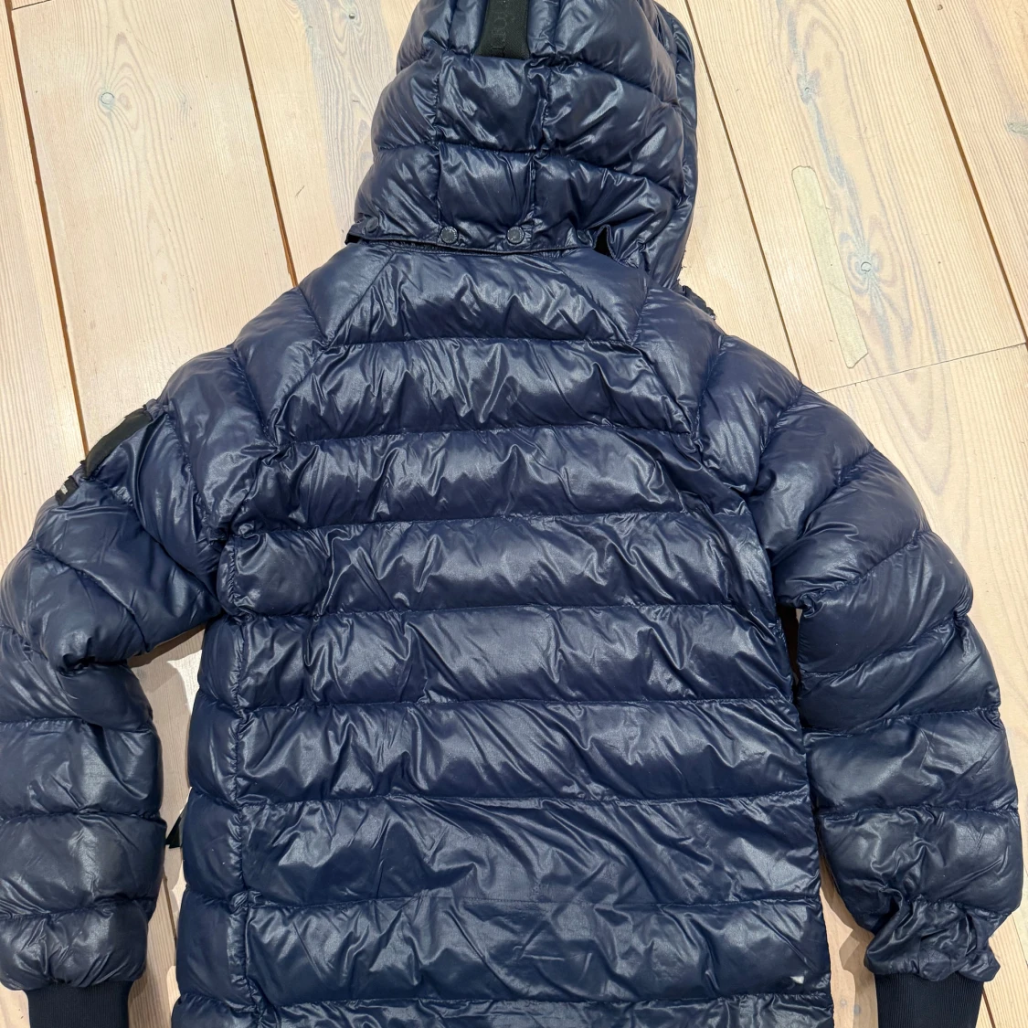 Mörkblå pufferjacka med huva - 3