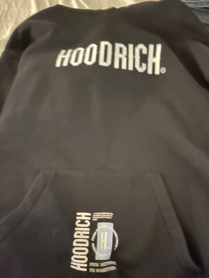 Hoodrich hoodie - Snygg hoodrich hoodie som passar både till en slapp outfit och en snygg nästan som ny för inte använt mycket den sitter jätte snyggt