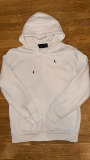 Peak Performance zip hoodie - Säljer vit peak performance hoodie, använder inte den längre och den ser fortfarande ut som ny har använt den en gång ny kostar 1400kr  