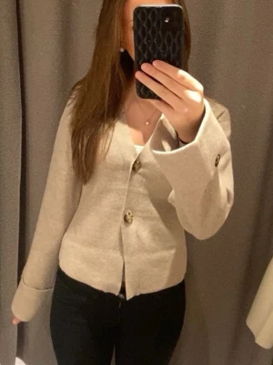 Beige stickad kofta - Beige stickad kofta från Gina tricot. Använt 1 gång innan så den är i väldigt bra, nästan nyskick💕