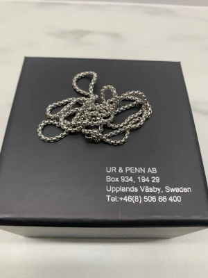 Halsband - Silverfärgat halsband i rostfritt stål. Aldrig använd då jag redan har en liknande, gick den i julklapp. Säljer för det pris jag tycker är rimligt