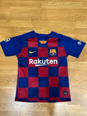 Barça matchtröja Nike S - Säljer en FC Barcelona matchtröja från Nike i storlek S. Tröjan har rutig design i mörkblått och vinrött, med gula detaljer och klubbmärke på bröstet. Champions League-patchar på båda ärmarna och Rakuten-logga framtill. Jag fick den i present men hejjar på real madrid så har ingen nytta av den